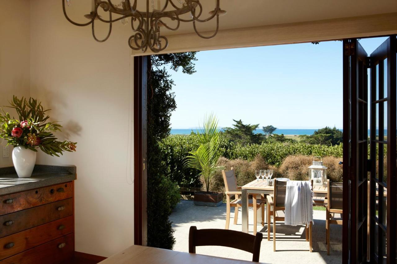 Hiwi At Tahi - Luxury Bungalow With Seaviews Pataua Exterior photo